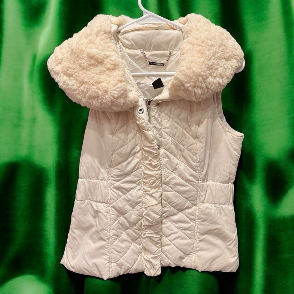 White House black market Cream Quilted Vest with Faux Fur Collar 17in pit to pit